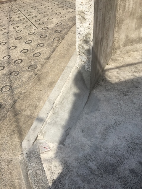 コンクリート塀の斫り解体撤去処分とモルタルでの左官補修工事完成写真