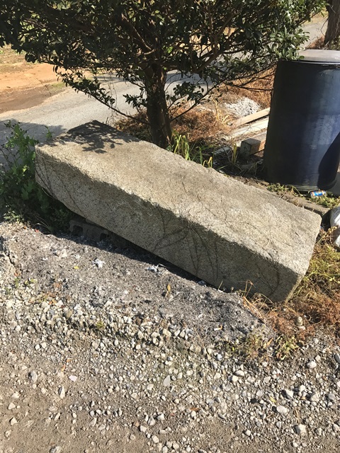 千葉県香取市吉原-御影石の石柱と大沓脱石の回収処分と撤去工事の工事風景06