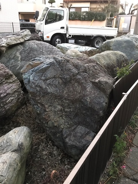 庭石　-　大量の石の撤去前風景