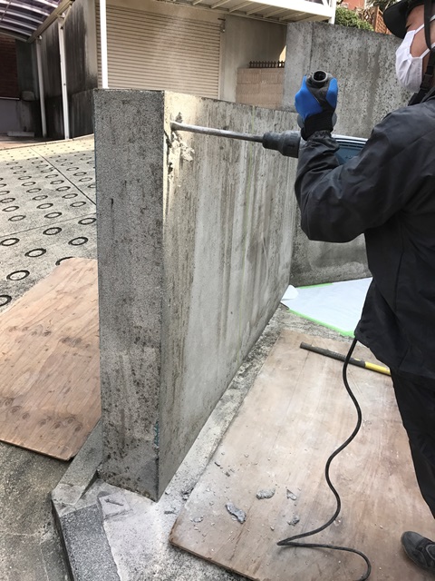 コンクリート塀の斫り解体撤去処分とモルタルでの左官補修工事風景04