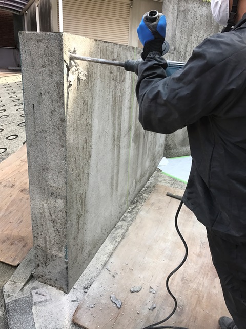コンクリート塀の斫り解体撤去処分とモルタルでの左官補修工事風景05