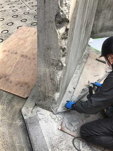 コンクリート塀の斫り解体撤去処分とモルタルでの左官補修工事風景06