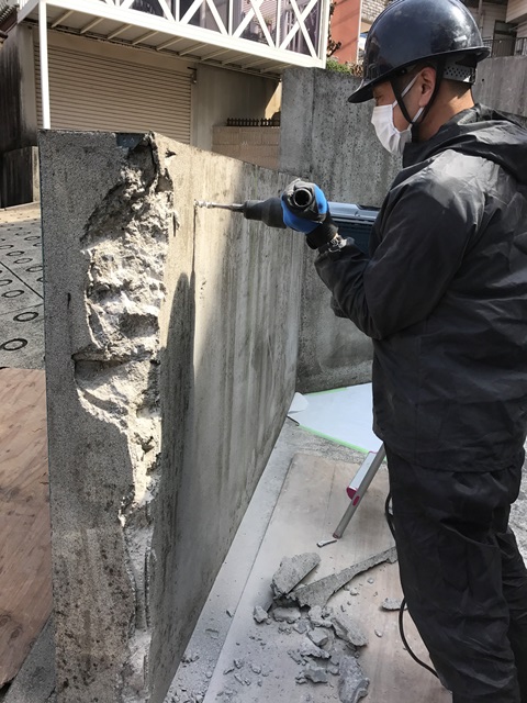 コンクリート塀の斫り解体撤去処分とモルタルでの左官補修工事風景07
