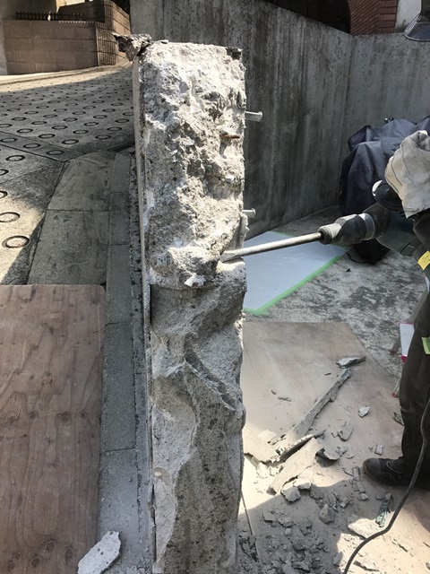 コンクリート塀の斫り解体撤去処分とモルタルでの左官補修工事風景08