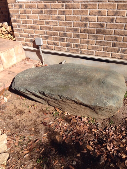 庭石　-　大きな庭石(自然石)の解体工事１
