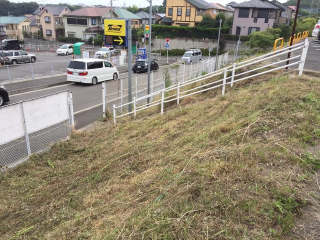 草刈り – 神奈川県三浦市で駐車場の草刈り工事風景