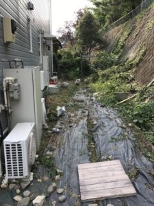 東京都稲城市　 - 東京都稲城市での庭石撤去と庭石解体の工事風景
