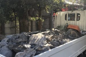 庭石処分 - 東京都稲城市での庭石撤去と庭石解体の工事風景